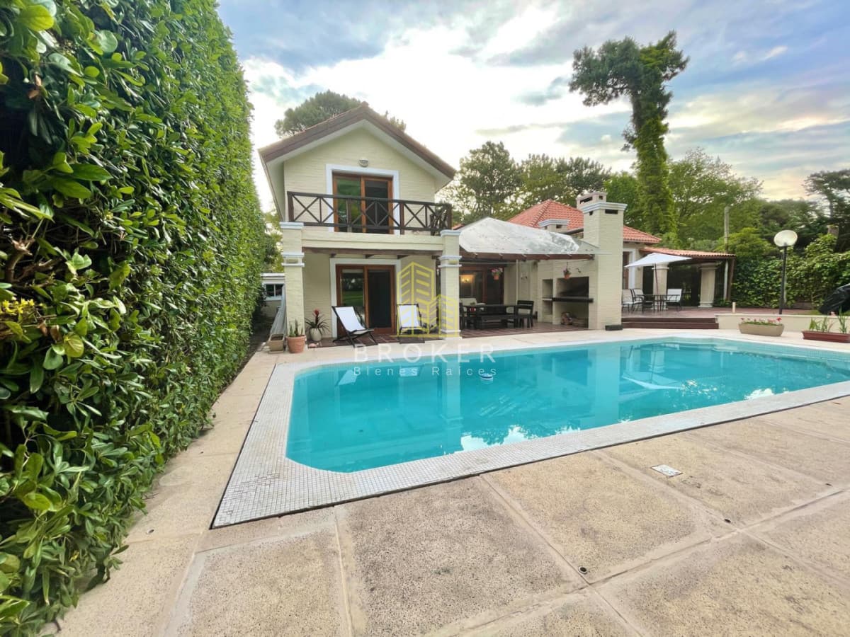 Alquiler anual de hermosa casa en barrio golf