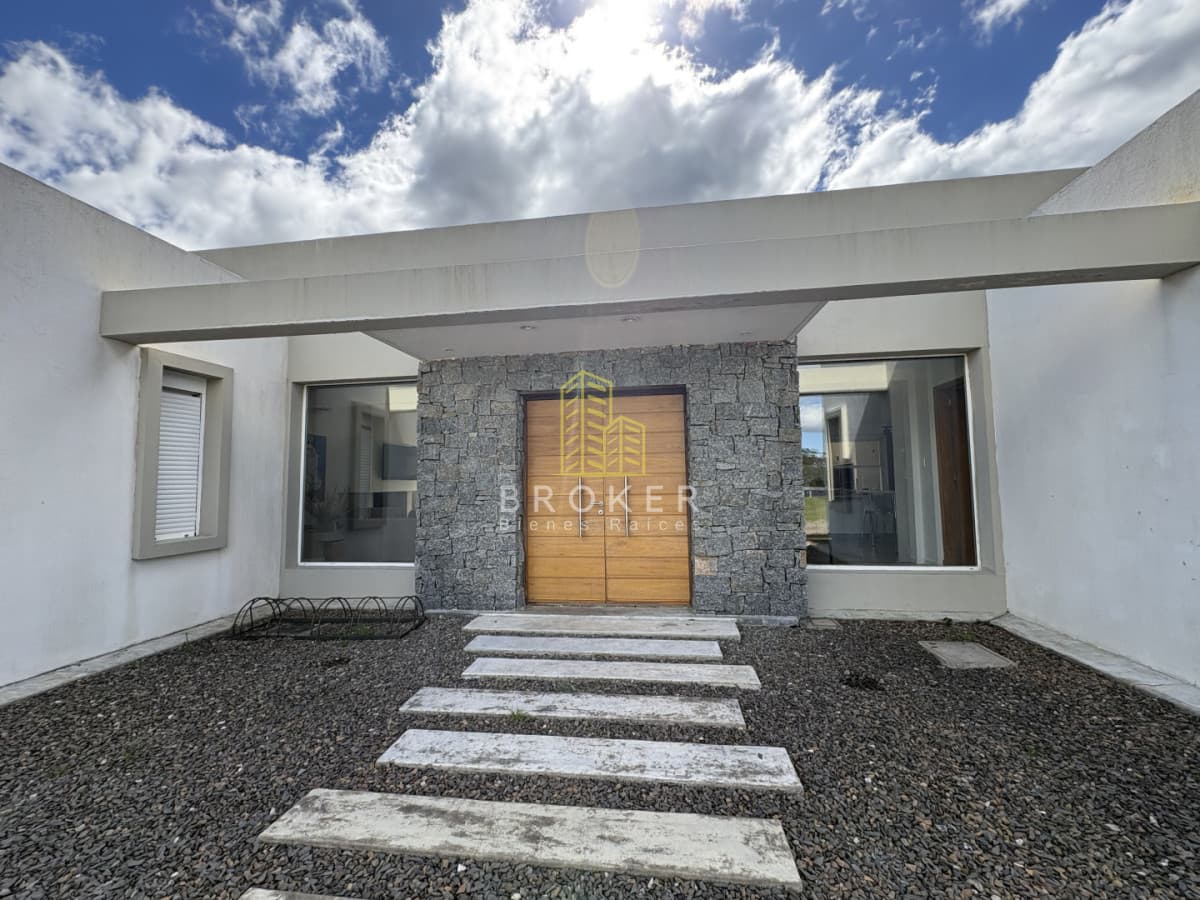 Alquiler de temporada de muy linda casa en barrio privado en la barra!