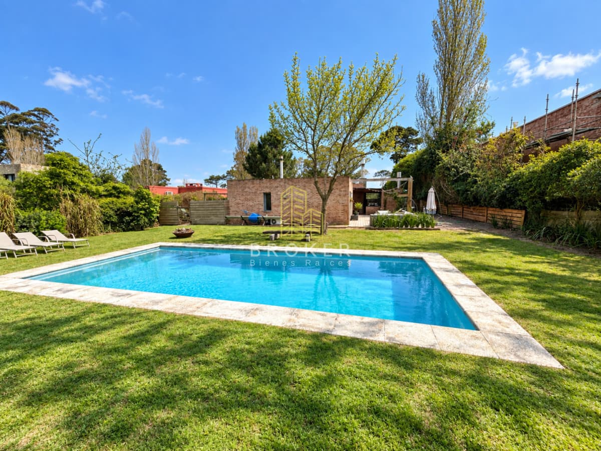 Venta Casa La Abrolada Barrio Privado Punta del Este 4 dormitorios piscina