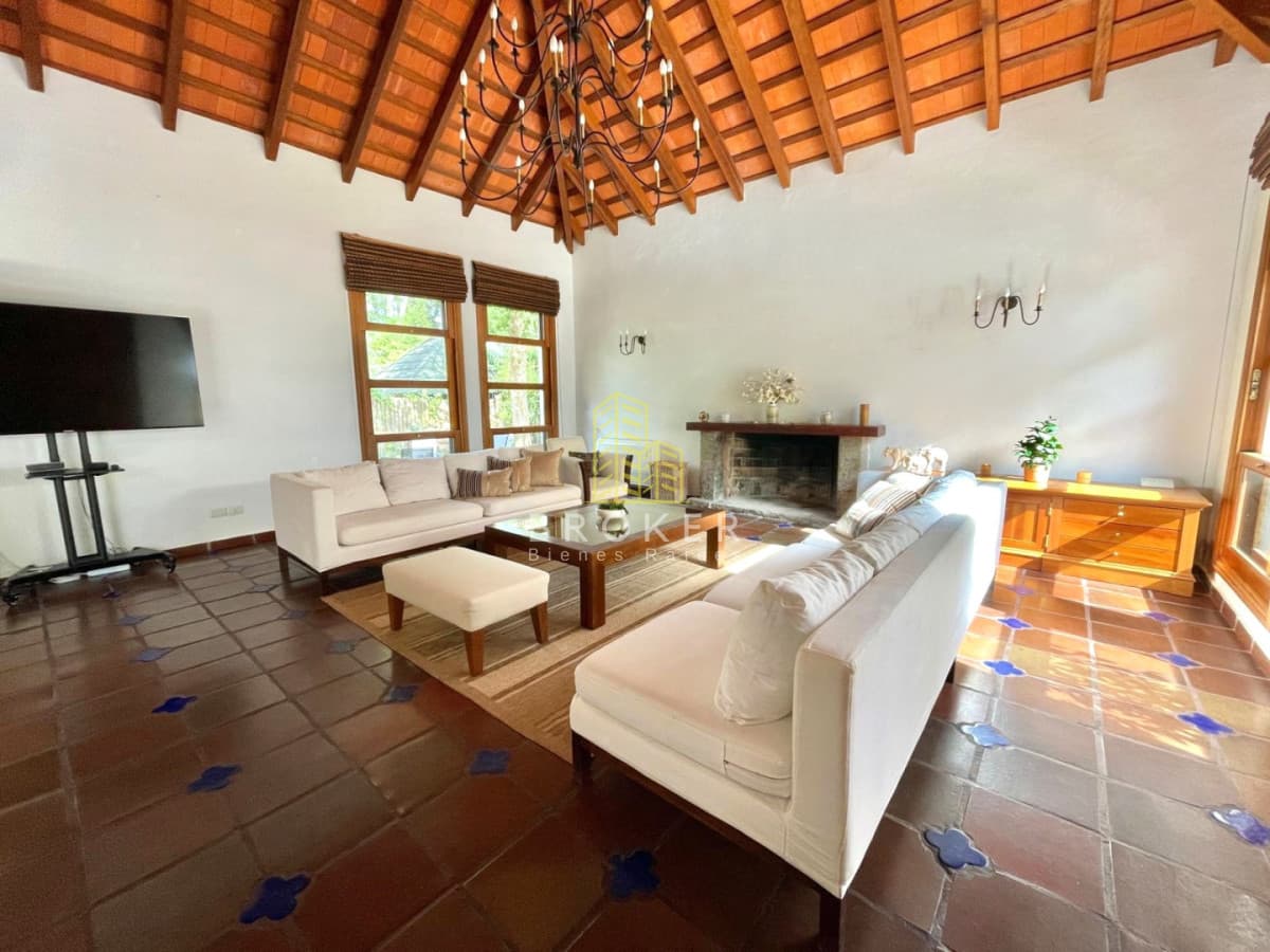 Venta de amplia casa en san rafael con pileta climatizada de 3 dormitorios + servicio