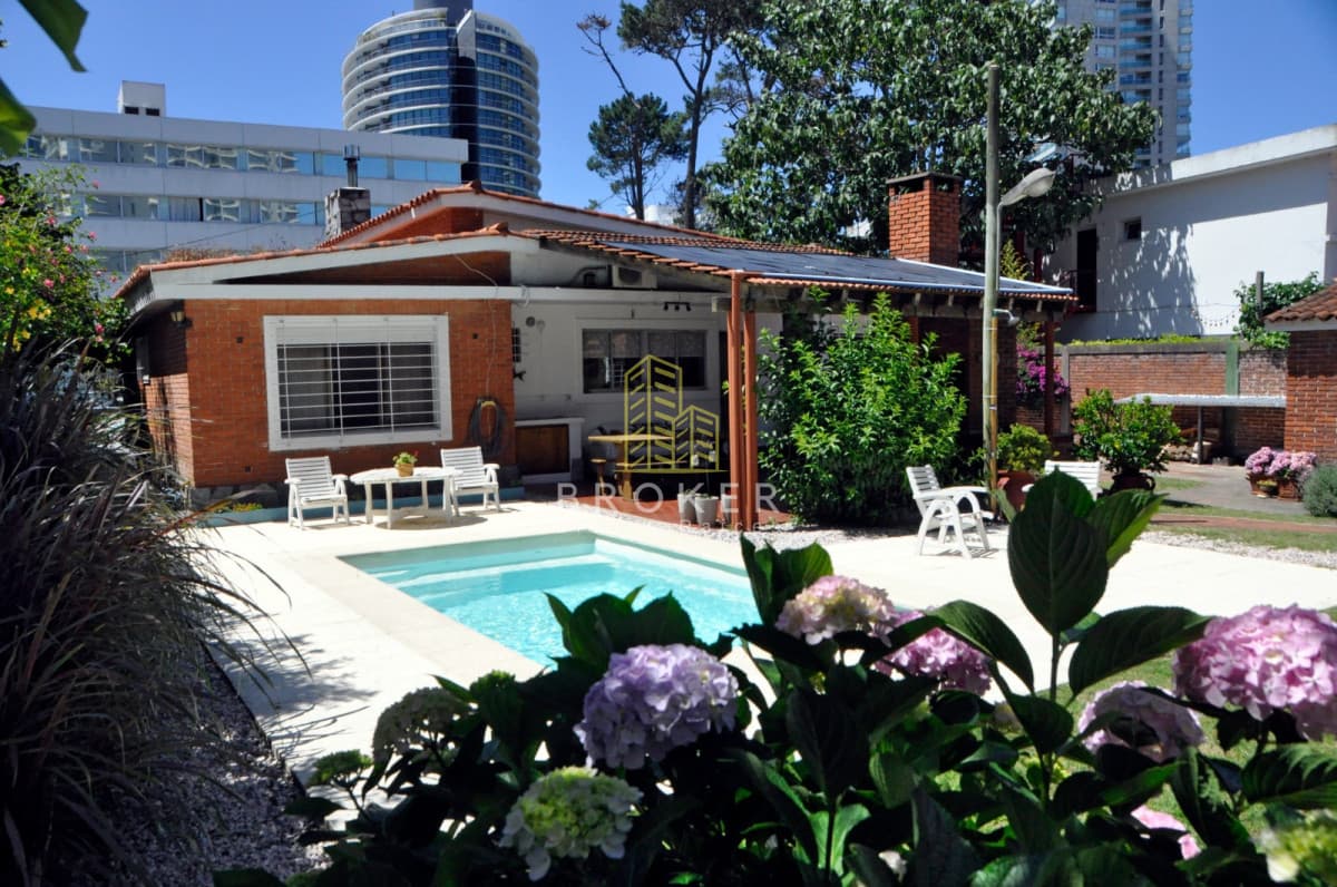 Alquiler de verano en Punta del Este | Ubicación privilegiada, jardín y piscina climatizada