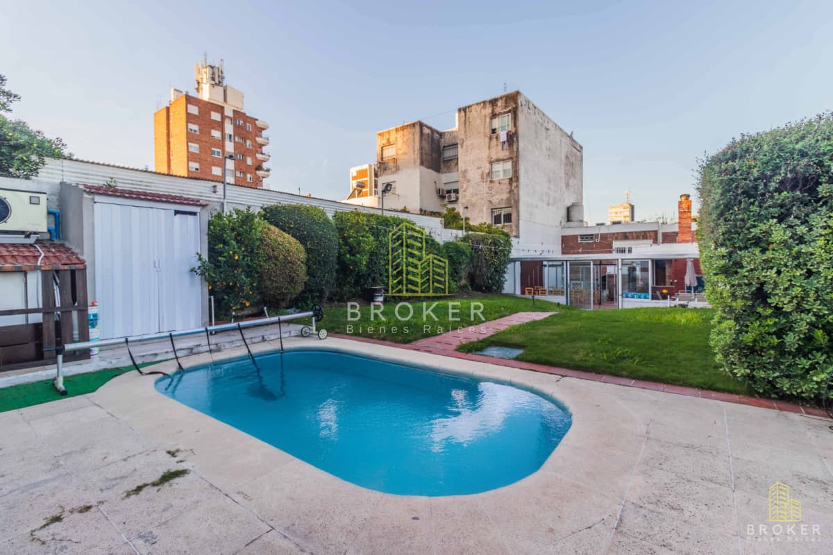 Venta Casa 3 dormitorios Malvin Piscina Barbacoa 2 cocheras