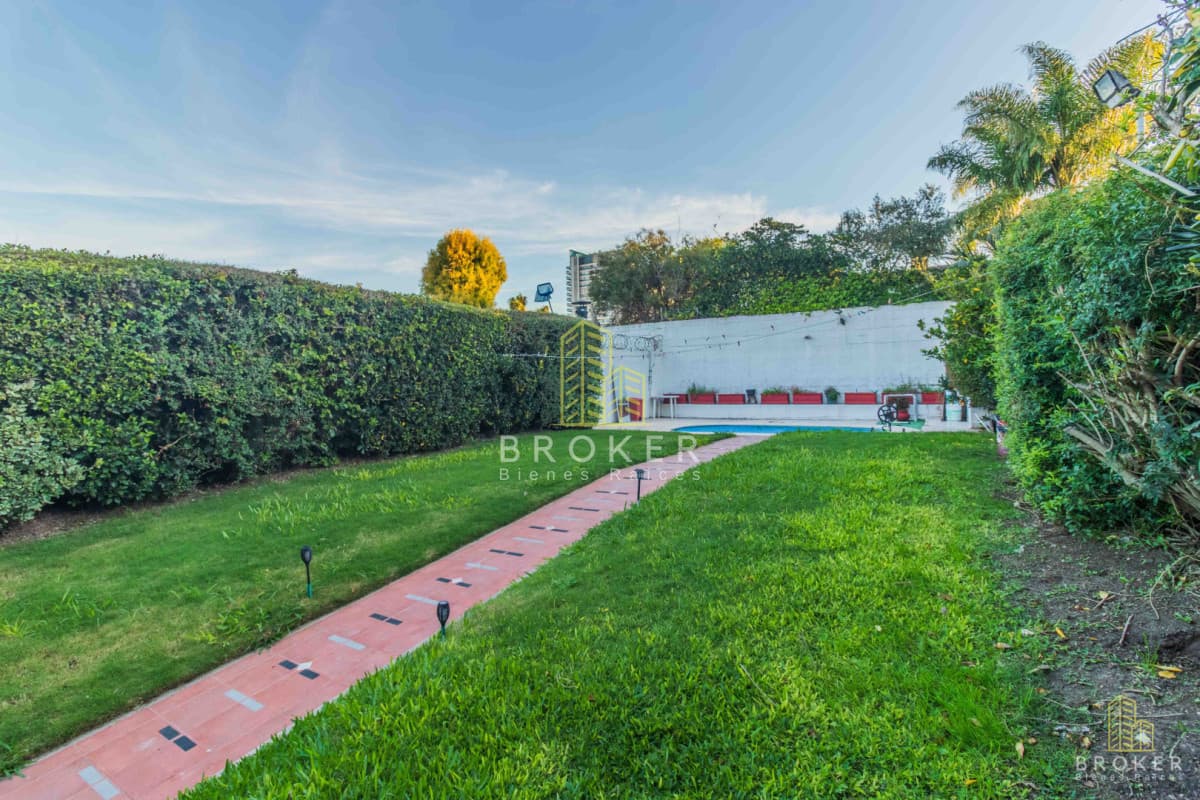 Venta Casa 3 dormitorios Malvin Piscina Barbacoa 2 cocheras