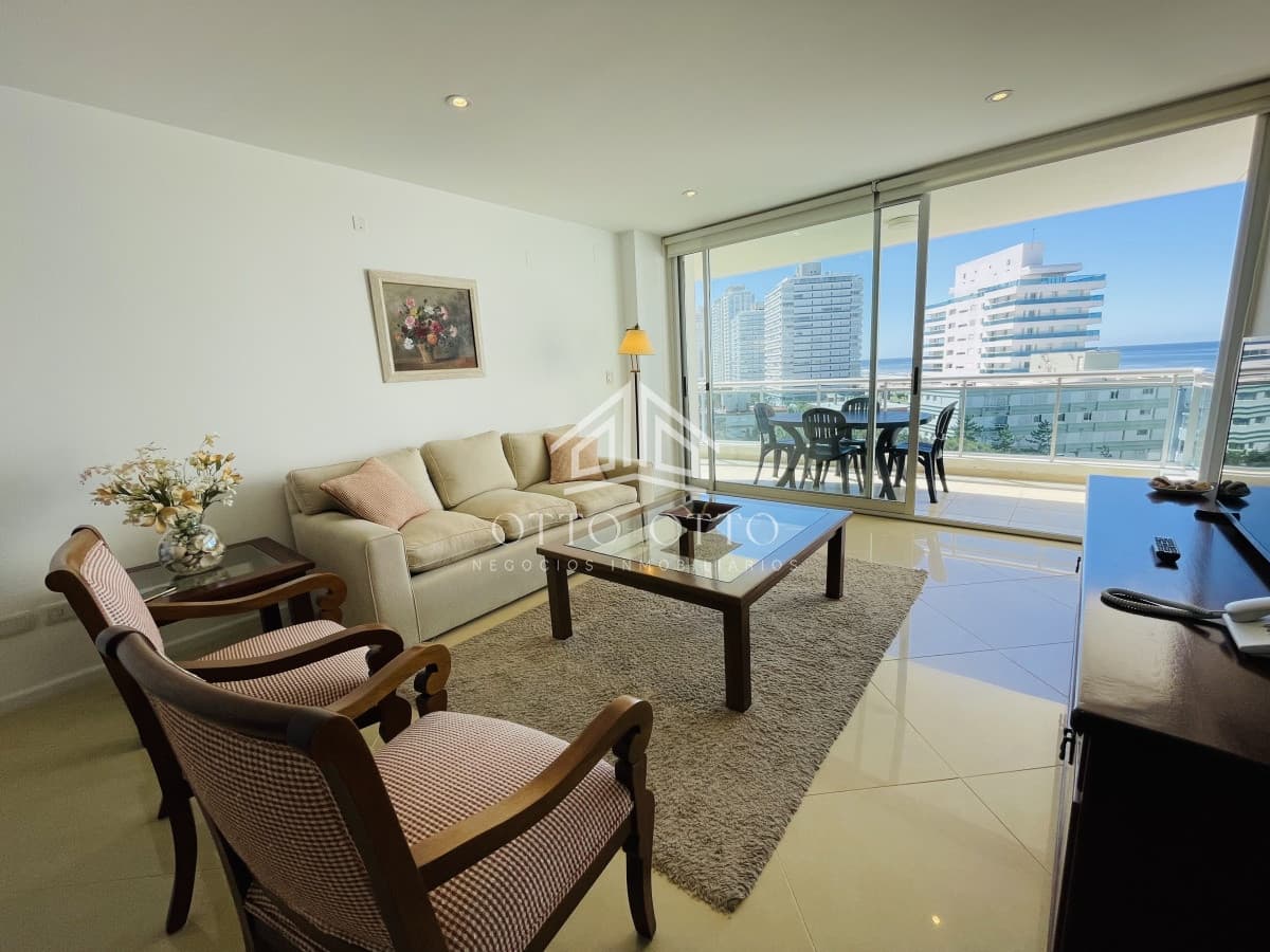 Hermoso apartamento de 3 dormitorios más dependencia de servicio a la venta