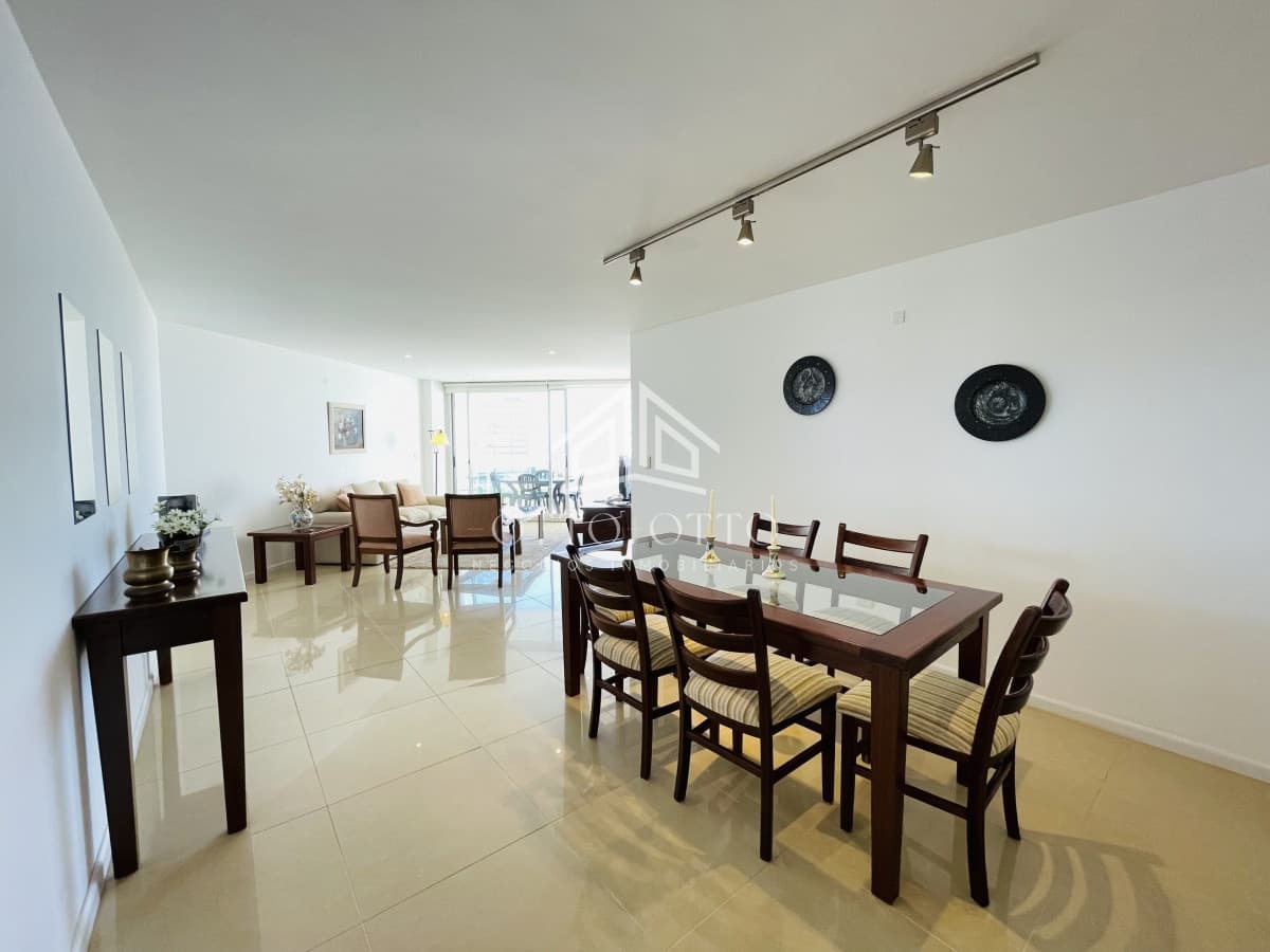 Hermoso apartamento de 3 dormitorios más dependencia de servicio a la venta