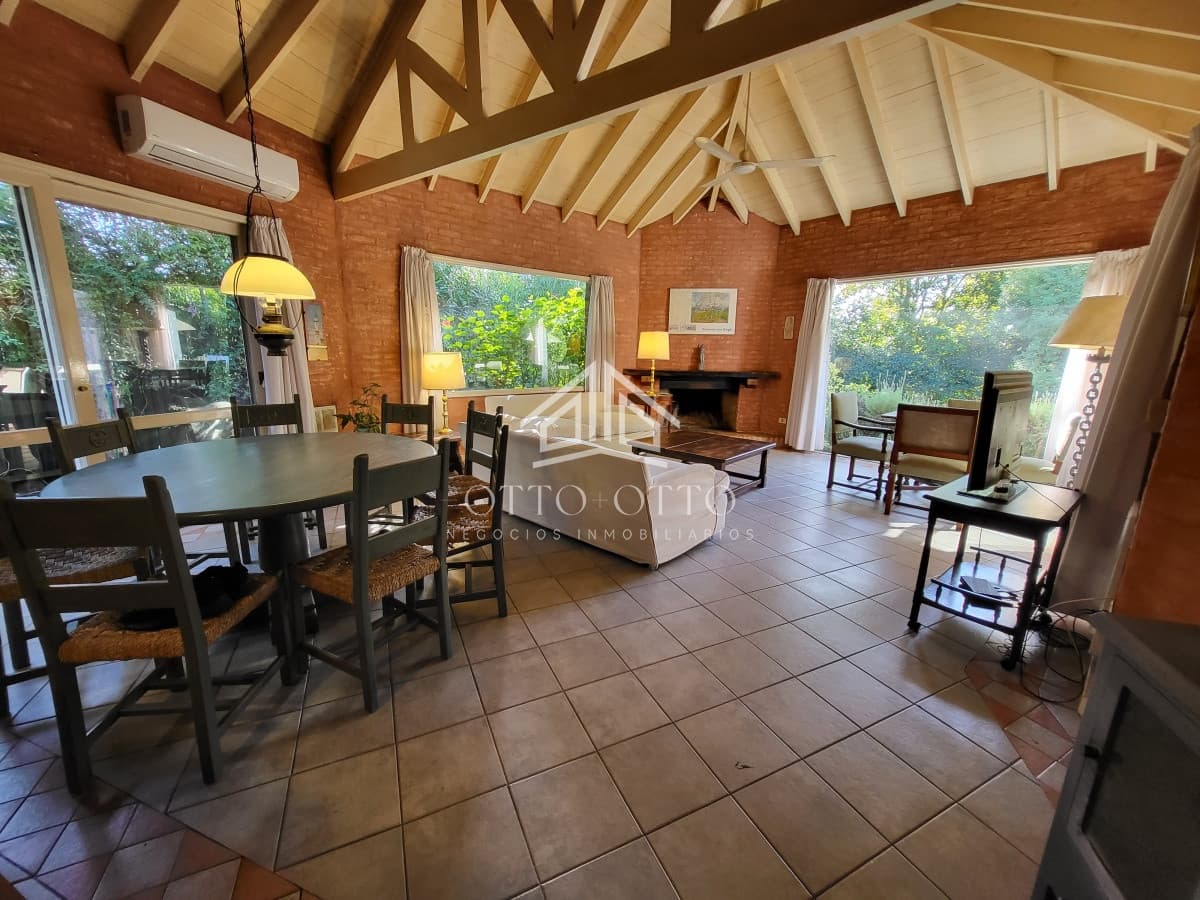 Venta casa cuatro dormitorios Punta del este barrio Arbolada parrillero y gran terreno