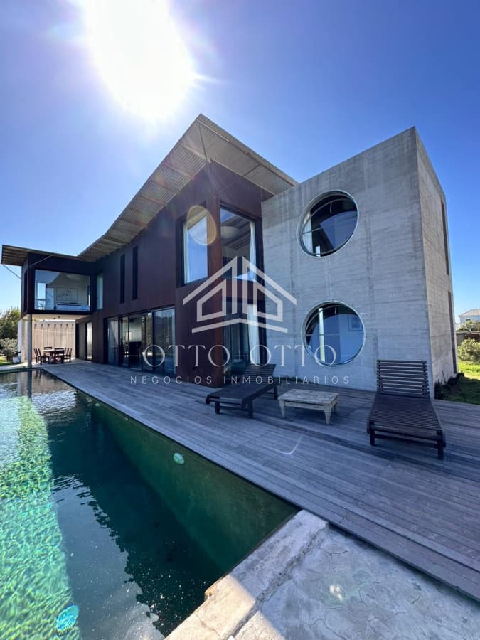 Increíble casa en Punta Piedras a metros del mar con 5 dormitorios