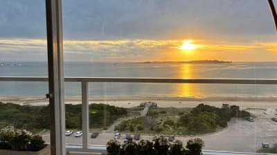 Apartamento esquinero de tres dormitorios en suite más dependencia de servicio, en Le Jardin de Punta del Este, Playa Mansa